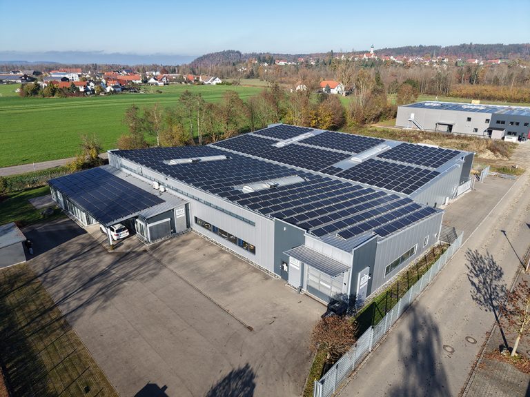 Luftaufnahme des Unternehmensstandorts. Große Lagerhalle.